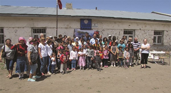  Narman’daki köy okullarında öğrenim gören öğrencilere yardım