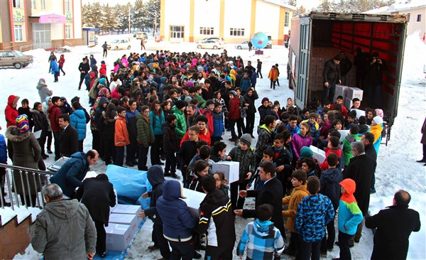 Atatürk Üniversitesi Halep’e yardım tırları gönderdi