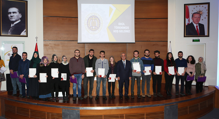 Fakültelerine birincilikle yerleşen öğrencilere Rektör Çomaklı’dan hediye