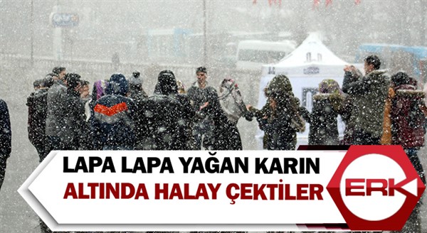 Lapa lapa yağan karın altında halay çektiler