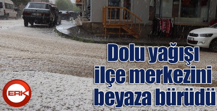 Dolu yağışı ilçe merkezini beyaza bürüdü