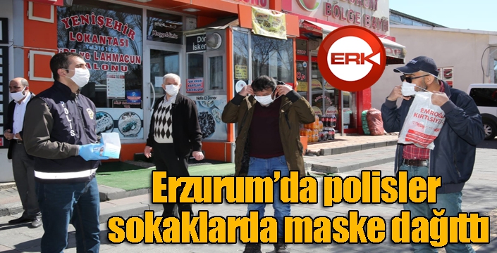 Erzurum’da polisler sokaklarda maske dağıttı