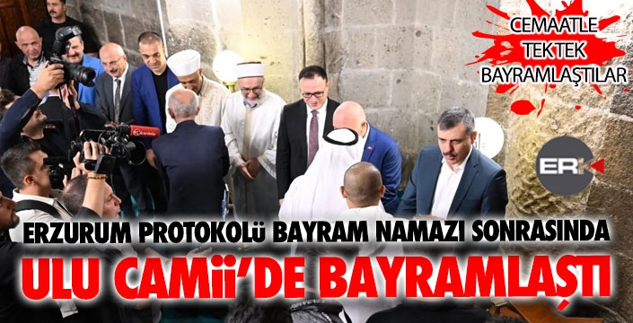 Protokol Ulu Camii'de vatandaşlarla bayramlaştı