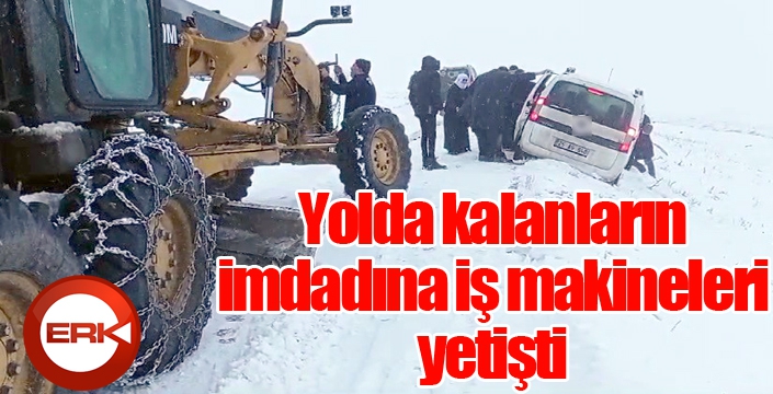 Yolda kalan otomobil iş makinası ile kurtarıldı