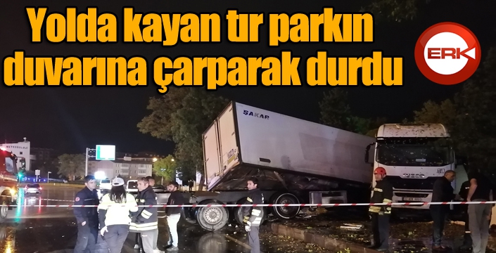 Yolda kayan tır parkın duvarına çarparak durdu